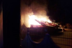 Noapte de foc la Poiana Cristei. O gospodărie a fost mistuită de flăcări