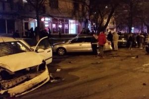 Carambol pe Calea Aradului: Un orădean care a făcut atac cerebral la volan a izbit o maşină în trafic şi alte patru în parcare (FOTO)