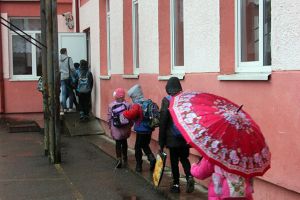 Elevii reîncep cursurile, însă o nouă vacanţă îi aşteaptă peste doar trei săptămâni