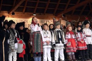 Peste 500 de participanţi la parada obiceiurilor de iarnă pe stil vechi de la Drăguşeni