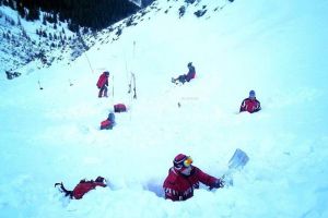 Salvamontişti din Suceava şi cinci judeţe continuă să îl caute pe alpinistul Sorin ...