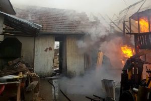 Incendiu puternic la Manastiur. Anexele unei locuinte s-au facut scrum