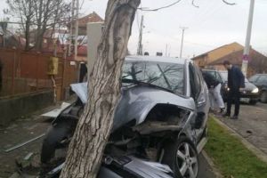 Accident in Prahova, la Sotrile. O soferita a intrat cu masina in copac