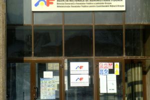 Fiscul scoate la vânzare două maşini de la Tetkron