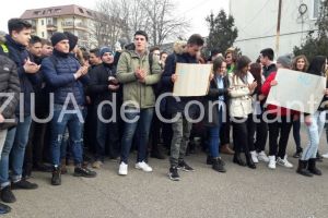 Imagini de la eveniment. Reinfiintarea Liceului de Marina la Constanta scoate elevii in strada. De ce sunt suparati elevii de la Colegiul Tehnic de Marina Alexandru Ioan Cuza(galerie foto) 