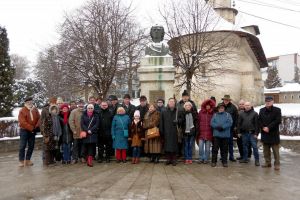 Coroane de flori depuse de oficialităţi, luni, la bustul poetului Mihai Eminescu din ...