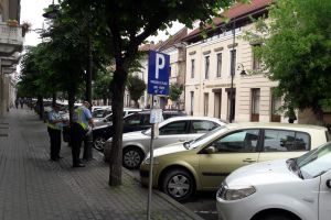 ”Străzile arată mai rău ca în Kosovo, noi plătim parcările la service. Ne jumulesc pentru desene pe asfalt”