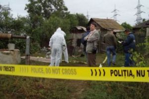 Crimă oribilă în Botoşani: L-au ucis cu furci şi cosoare pentru că au fost muşcaţi de dulăul său 