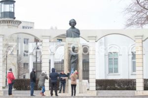 168 de ani de la nasterea poetului Mihai Eminescu. Flori depuse la statuia poetului din zona Cazinoului din Constanta (fotoreportaj)
