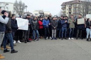 PROTEST la LICEUL NAVROM Constanţa. Elevii şi profesorii REFUZĂ MUTAREA pentru a face loc Liceului de Marină Militară