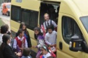 Bataie de joc la adresa unor copii dintr-un sat din Braila / Merg cativa kilometri la o scoala din comuna vecina, in timp ce in scoala din sat se tin botezuri si pomeni