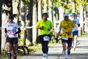 Cei mai rezistenţi atleţi din România şi străinătate se întrec la Timişoara. Vor alerga 72 de ore fără oprire