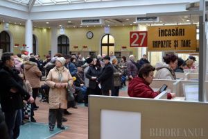 Plătiţi online! Sute de orădeni au luat cu asalt luni dimineaţă ghişeele de plată ale Primăriei (FOTO / VIDEO)