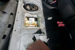 FOTO. Continuă contrabanda cu tutun. Trei maşini ,,blindate” cu ţigări, descoperite la Halmeu