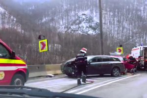 FOTO Accident cu trei răniţi pe Valea Oltului. Trafic blocat pe un sens
