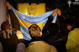 Activiştii maghiari au acoperit emblema ambasadei de la Budapesta cu steagul secuiesc
