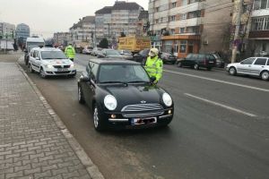 FOTO / Acţiune pentru siguranţa rutieră în Alba: Peste 100 de amenzi, în valoare de aproape 24.000 de lei, 4 permise de conducere reţinute şi  4 certificate de înmatriculare retrase, în weekend