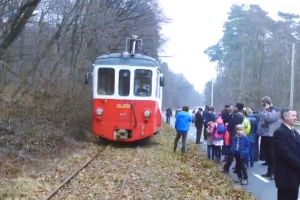 FOTO VIDEO – Tramvaiul circulă din nou între Sibiu şi Răşinari. Prima cursă, cu peripeţii