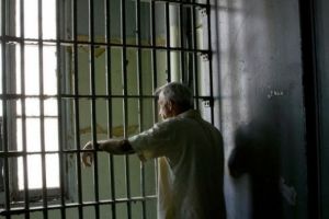 Un bărbat şi o femeie din Aiud, condamnaţi la închisoare pentru ameninţare, depistaţi şi depuşi de poliţişti la Penitenciarul Aiud. Au de executat un an, respectiv un an, 4 luni si 10 zile