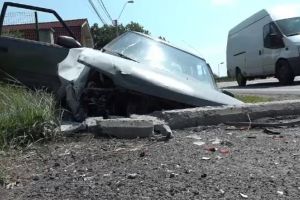 Alcoolul şi volanul! Băut bine, un puşti s-a izbit violent de un podeţ