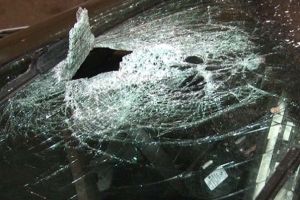 Nebunie sau răzbunare? A ameninţat o femeie şi i-a distrus maşina