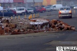 Accident rutier în Alba Iulia: Un tânăr de 20 de ani a pierdut controlul asupra maşinii şi a intrat în coliziune cu un sens giratoriu din municipiu