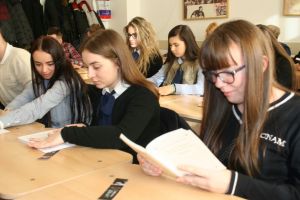 Au citit şi ne-au uimit. Lectură de o jumătate de oră la Colegiul Naţional „Andrei Mureşanu” (FOTO)