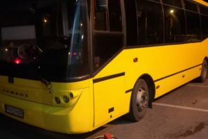 Cand saracia e lege in Romania... Șofer TCE prins în timp ce fura motorină din rezervorul autobuzului. FOTO+VIDEO