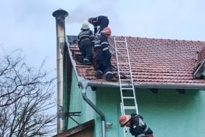 Incendiu la şcoala din Cherechiu, din cauza unui coş de fum, elevii şi profesorii au fost evacuaţi (FOTO)
