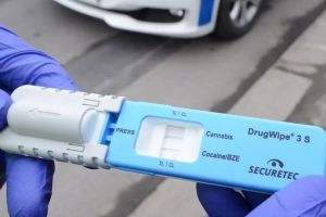 Doi tineri drogaţi la volan au fost ridicaţi din trafic: Unul dintre şoferi a provocat un accident, lovind o maşină pe şosea