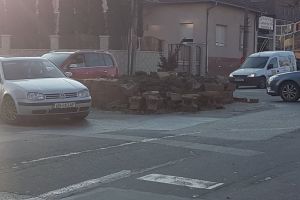 FOTO. Accident rutier în Alba Iulia: Un tânăr de 20 de ani a pierdut controlul asupra maşinii şi a intrat în coliziune cu un sens giratoriu din municipiu