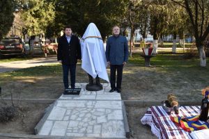 FOTO. Statuia celui mai mare artist fotograf din Satu Mare, dezvelită la Negreşti-Oaş