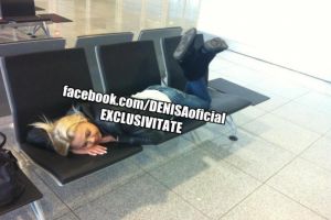 Poza Denisei care a ridicat mari semne de intrebare fanilor! Uite-o pe regretata artista cum dormea pe scaune prin aeroporturi: 