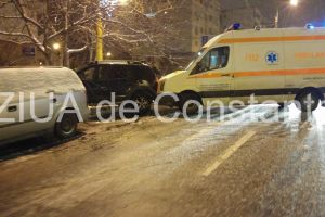 Carambol pe bulevardul Alexandru Lapusneanu. O ambulanta implicata. Traficul este blocat