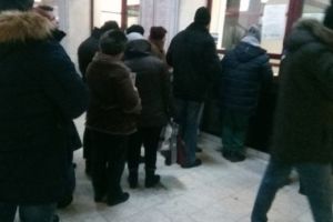 Cozi uriaşe la instituţiile publice din Piteşti