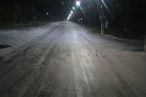 Drumul dintre Pecica şi Șeitin, acoperit cu gheaţă. Șoferii se întreabă când vor interveni drumarii