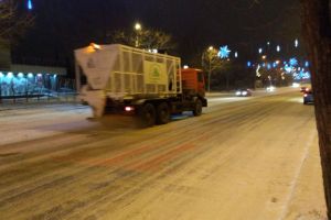 Utilajele cu material antiderapant actioneaza pe strazile din municipiul Constanta (galerie foto)  