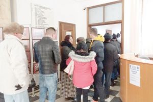 Coada-i sfântă! Bârlădenii, încolonaţi la plata impozitelor