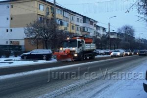 Prima zăpadă a scos utilajele de deszăpezire pe străzile Focşaniului