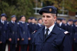 Elevi şi profesori ai Colegiului Militar îşi promovează instituţia la şcoli din afara judeţului Alba, prin exerciţii demonstrative cu arme