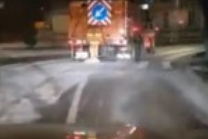 VIDEO: Prima zapada nu a paralizat traficul in oras / Echipele de deszapezire, insotite de Dragomir, au iesit pe strazi de la ora 02:00