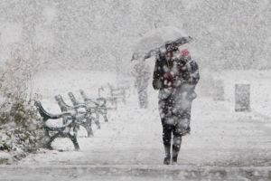 Informare meteorologică de ninsoare, ploaie şi vânt