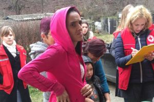 Bucurie făcută familiilor nevoiaşe de către cei de la Crucea Roşie