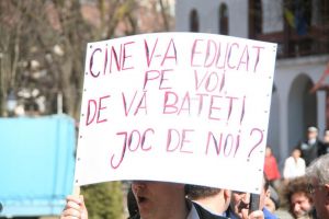 Sindicaliştii din educaţie atrag atenţia că profesorii sunt plătiţi mai prost decât ...