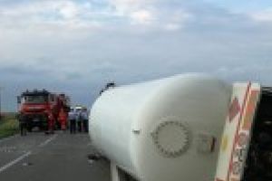 Pericol de explozie intre Viziru si Bordei Verde / O cisterna plina cu motorina s-a rasturnat