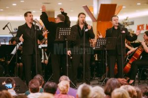 Sute de persoane au petrecut seara de duminică la Iulius Mall, în compania trupei Distinto ...