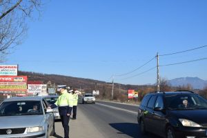 Ce le oferă poliţiştii şoferilor zilele acestea
