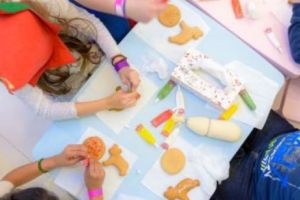 Schimbă viitorul copiilor din centre de plasament! Fii mai bun şi după Crăciun! 