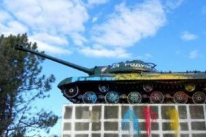 TANCUL rusesc iubit de SOCIALIŞTII lui DODON  a fost vopsit în culorile TRICOLORULUI 