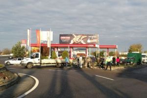 Accident in giratoriul de la Barcanesti. O persoana este asistata medical la fata locului